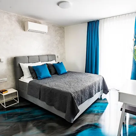 Sunshine House With Free Parking شقة
